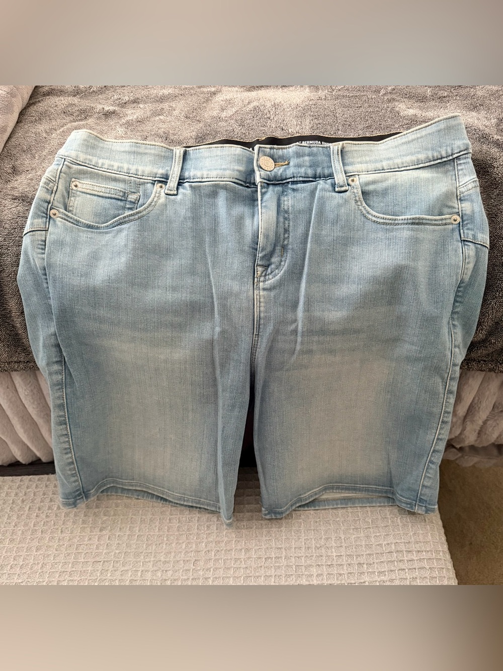 Torrid Bombshell 8” Bermuda Light Wash Denim Women’s Shorts Size 18 NWT